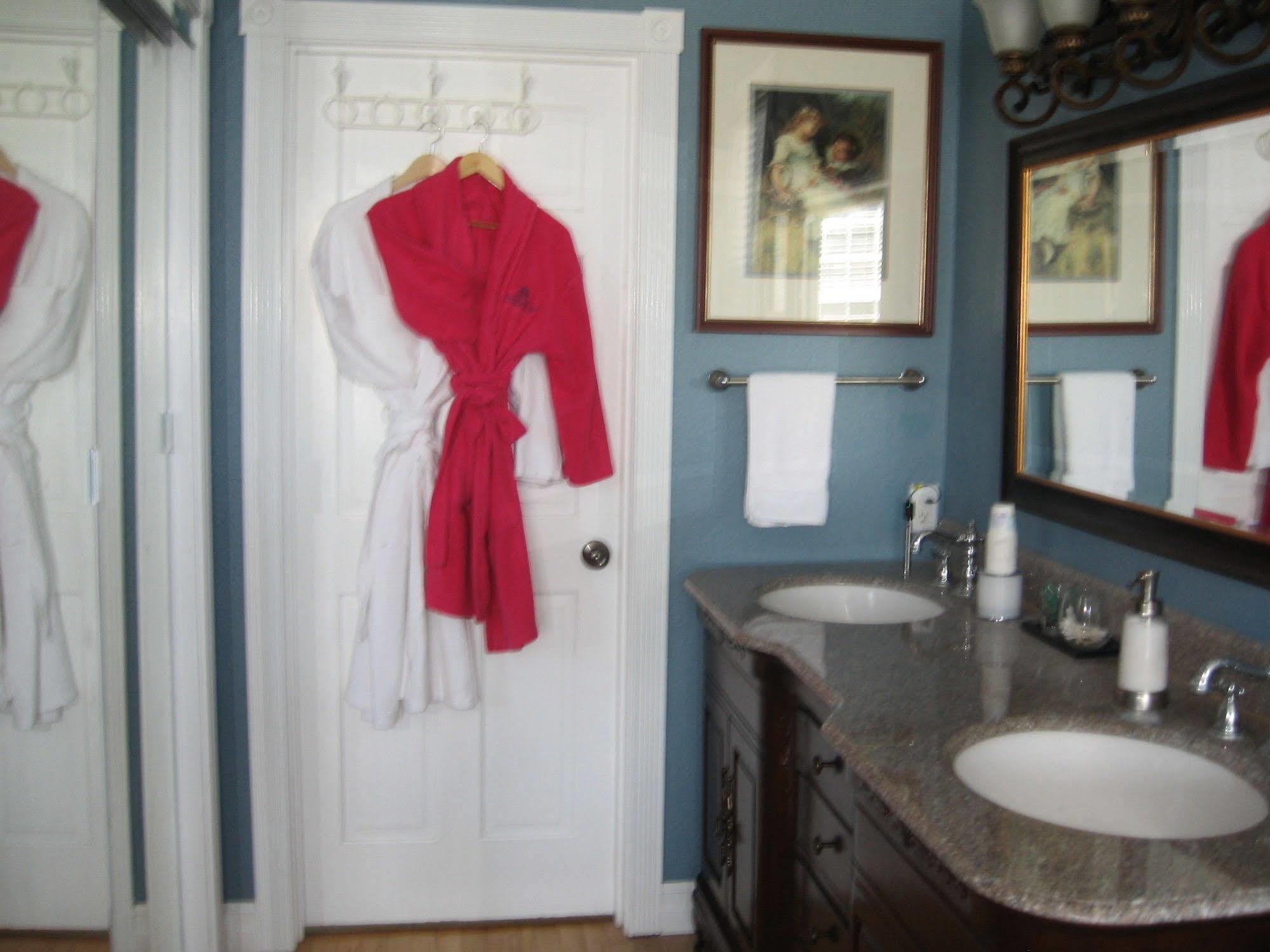 Collins Inn & Seaside Cottages (Adults Only) Ошен Шорс Экстерьер фото